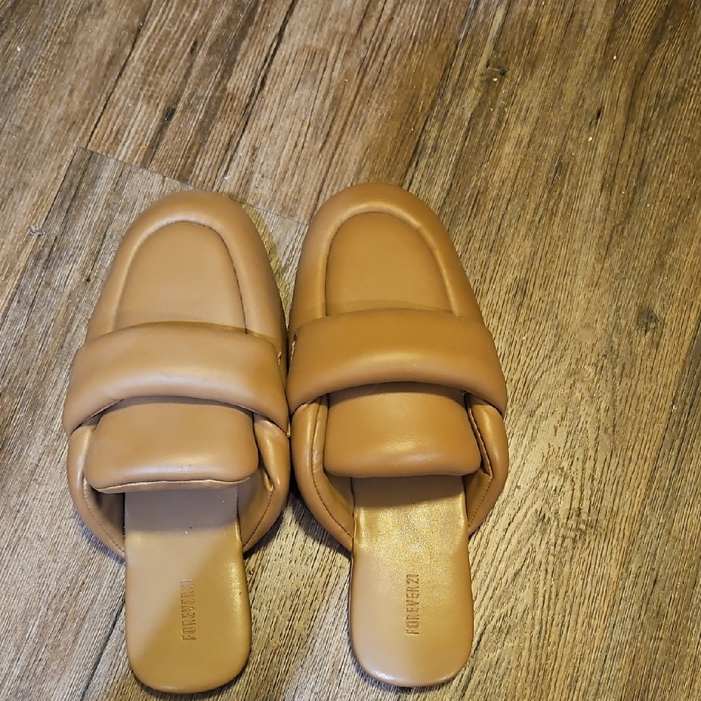EUC SIZE 7 Women's Tan Slide Sandals